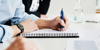 Illustratie schrijven op schrijfblok