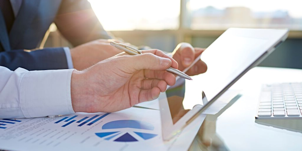 Illustratie wijzen met pen naar tablet