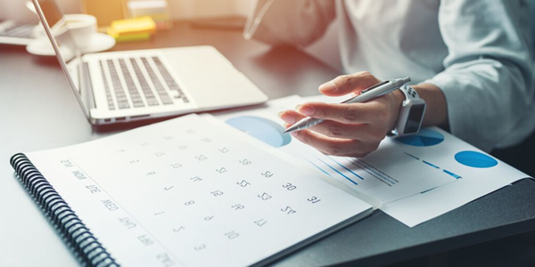 illustratie kalender en laptop