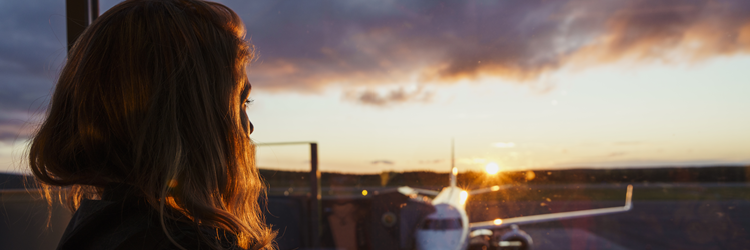 illustratieve foto pensioenkeuzes-vrouw-zonsondergang-vliegtuig