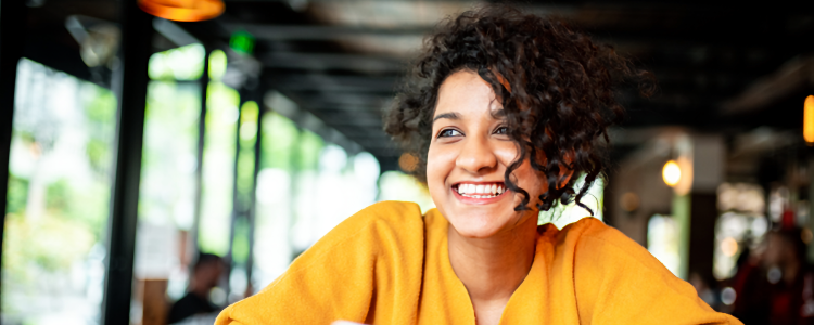 illustratie lachende vrouw in gele trui