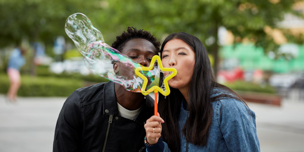 Illustratie man en vrouw blazen zeepbellen