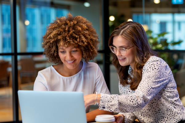 Illustratie twee vrouwen bij laptop