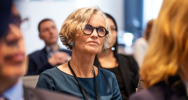 illustratieve foto uit-dienst-vrouw-in-publiek