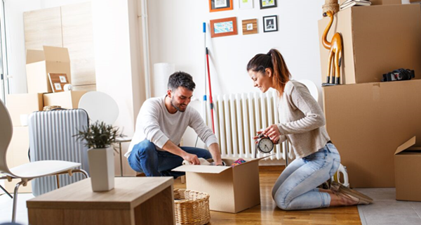 illustratieve foto verhuizen-man-vrouw-doos