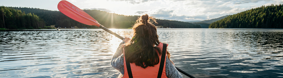 illustratieve foto kano bij naaldbossen