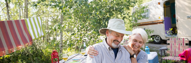 Illustratie man en vrouw bij caravan