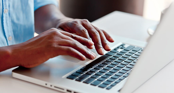 illustratieve foto arbeidsongeschikt-handen-laptop