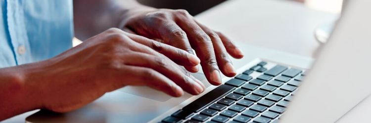 illustratieve foto arbeidsongeschikt-handen-laptop