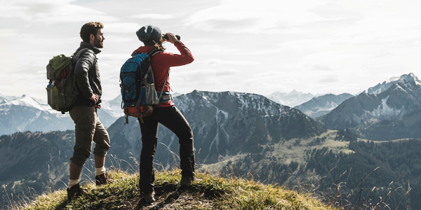 Illustratie stel bekijkt berglandschap