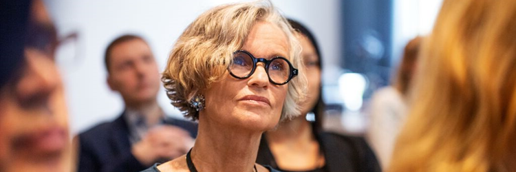 illustratie vrouw in publiek