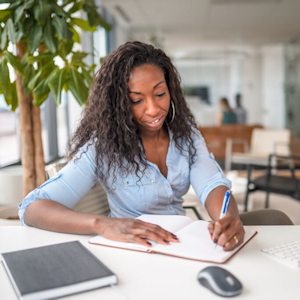 Illustratie-vrouw-schrijft-in-schrift-300x300