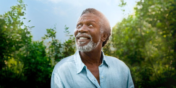 lachende oudere man in de natuur