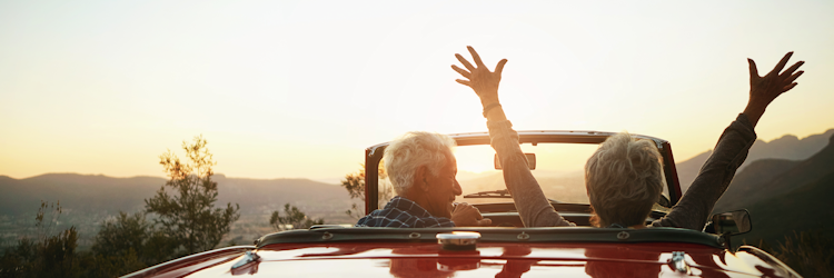 Illustratie oudere man en vrouw in cabrio