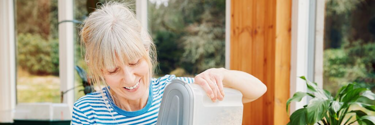 oudere-vrouw-ontbijt-thuis-750x250