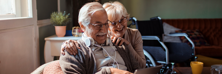 Illustratie ouder paar bekijkt thuis tablet 