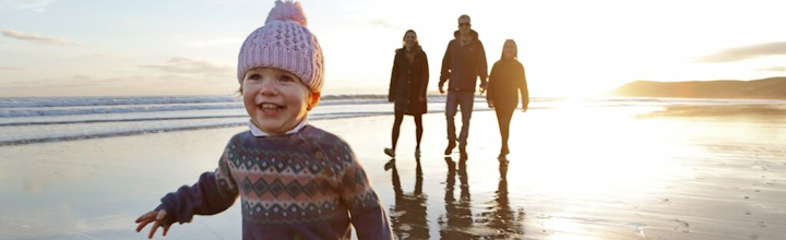 illustratie kindje op het strand