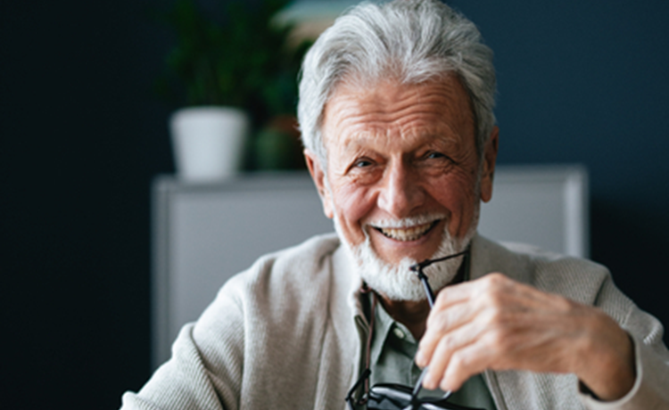 illustrative-photo-jaaropgave-gepensioneerden-2026-man-met-leesbril