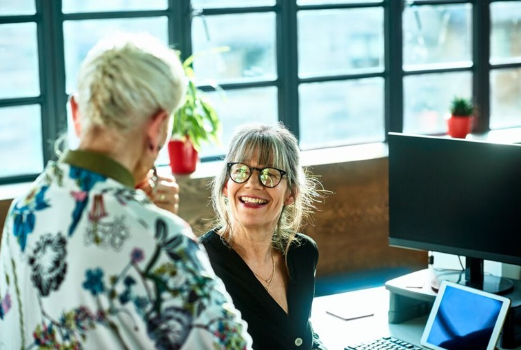 Een foto van een mevrouw die lacht