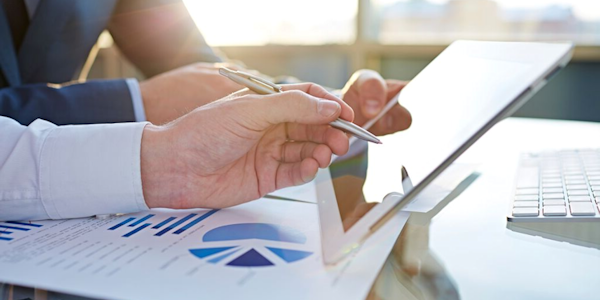 Illustratie laptop en verslag