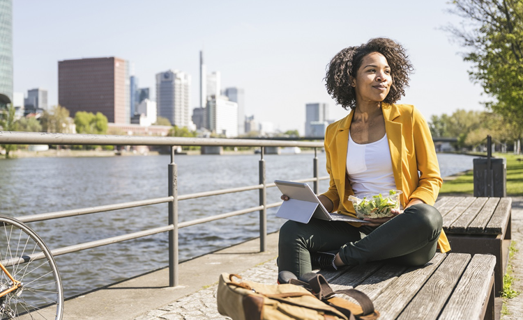 illustratieve foto we-beleggen-verantwoord-vrouw-werkt-op-laptop
